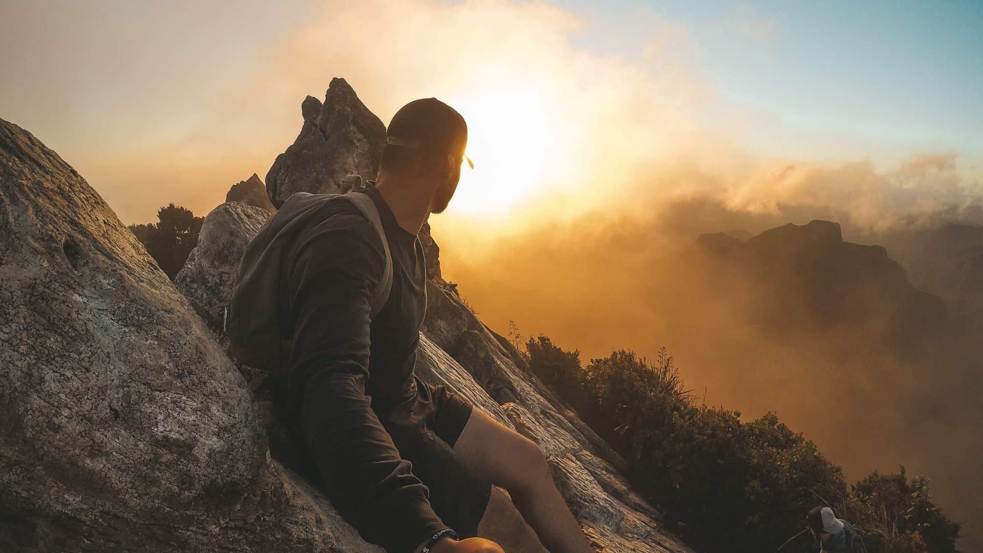 Homme sur une montagne ayant le courage de continuer