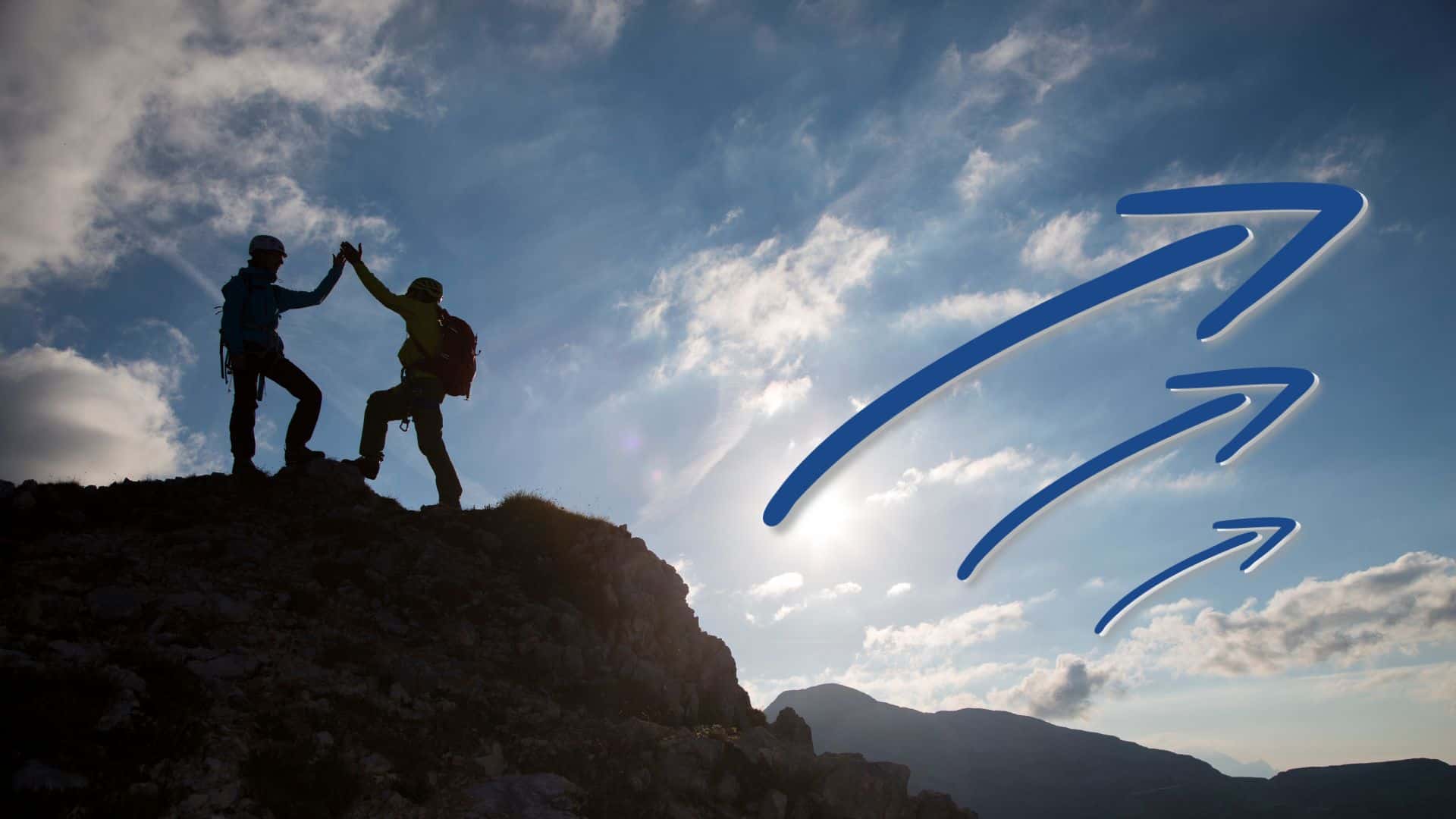 deux personne sur une montagne qui sont fier de leur réussite et deux flèches qui signifient qu'il faut aller de l'avant