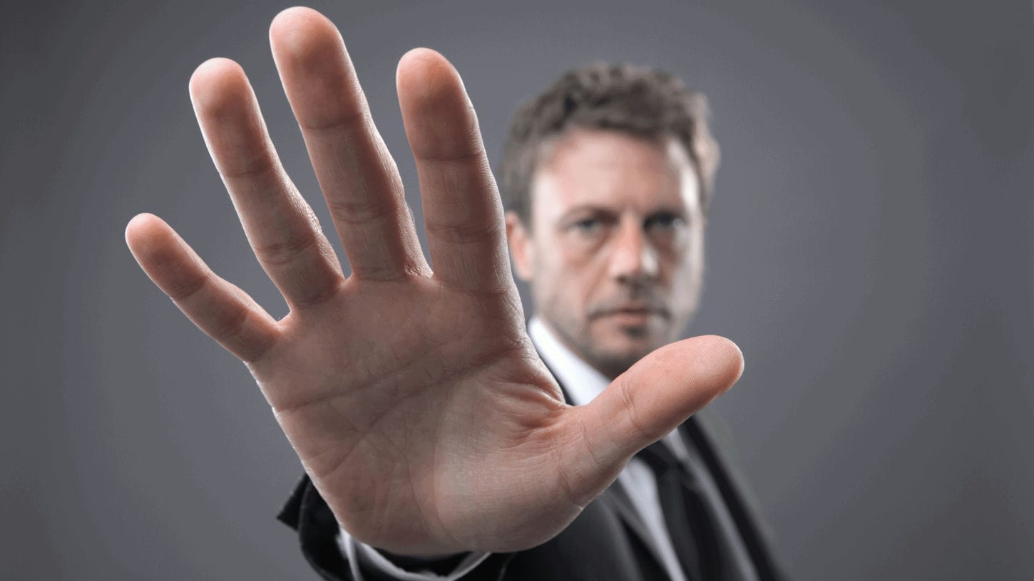 un homme qui nous fait signe d'arrêter, Ne pas envenimer et aggraver la situation