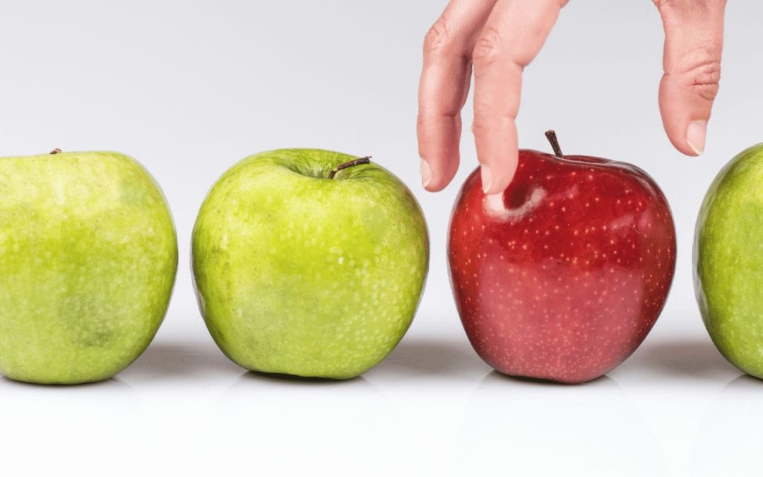 Choisir entre 3 pommes vertes et une pomme rouge démontre l'importance d'un choix